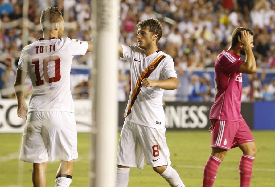 Il gol-partita di Francesco Totti arriva nella ripresa: nella foto il capitano  festeggiato da Ljajic